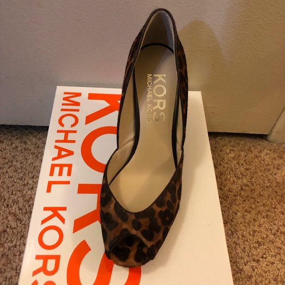 New Michael Kors Leopard Open Toe Wedge - Picture 2 of 4
